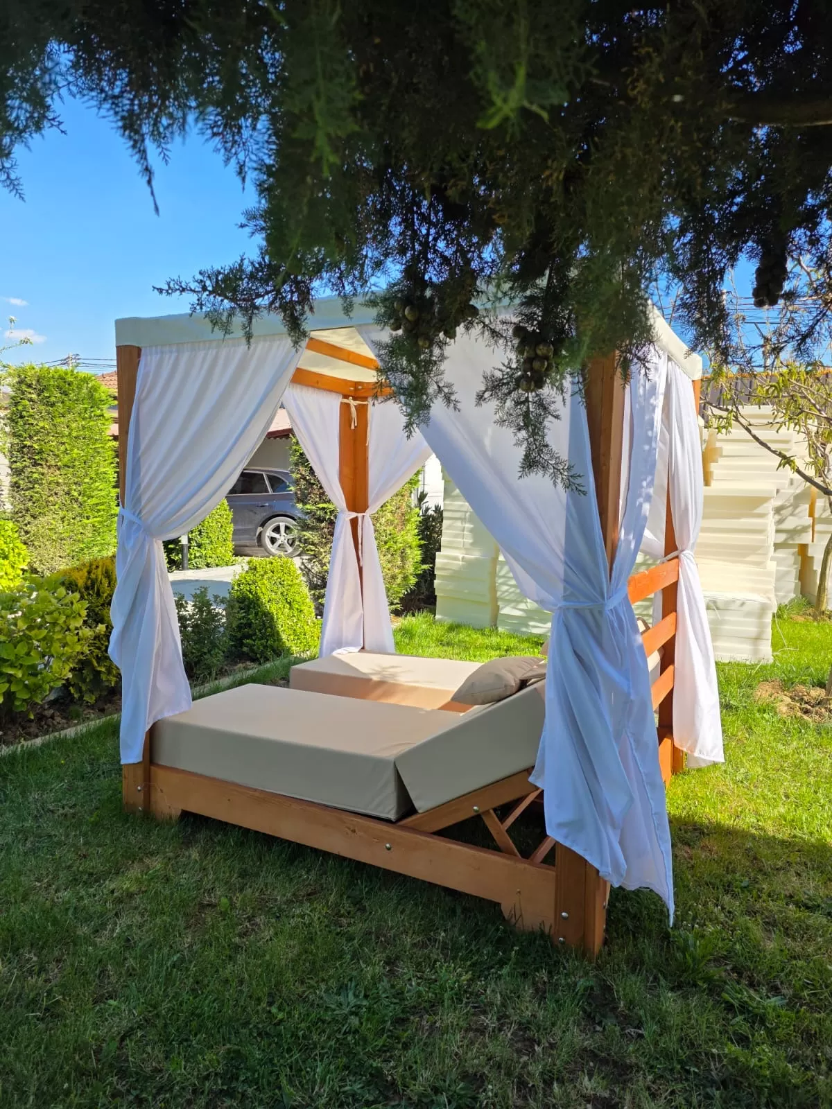 Ξύλινο Gazebo Daybed Κρεβάτι Κήπου με Υφασμάτινη Οροφή και 2 Ξαπλώστρες με Στρώματα και Κουρτίνες